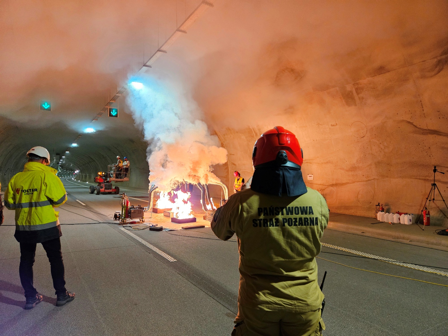 Hot smoke tests in a road tunnel